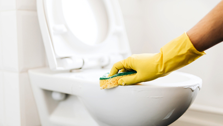 Limpieza baños y aseos con limpiadores Arumes