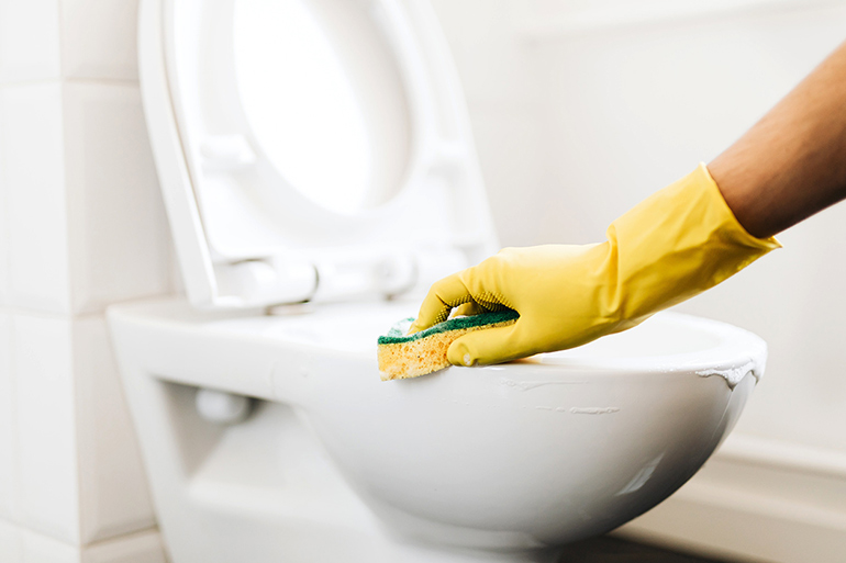 Limpieza baños y aseos con limpiadores Arumes